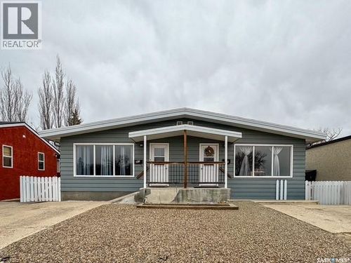 957 Connaught Dr, Swift Current, SK, S9H1R9 | Card Image