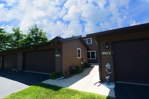 9925 Amanda Ln, Algonquin, IL, 60102-9640 | Card Image
