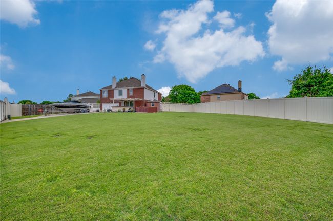 Huge back yard with gated vinyl fence | Image 30