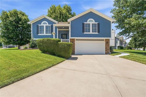 2621 Ne Horseshoe Dr, Lee's Summit, MO, 64086-7003 | Card Image