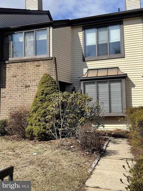 4 Independence Pl, NEWTOWN, PA, 18940-1715 | Card Image