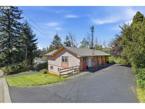 589 10th Ave, Coos Bay, OR, 97420-6435 | Card Image