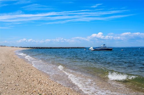 19 Frost Creek Dr, Locust Valley, NY, 11560-1029 | Card Image