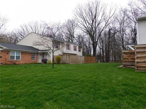 8027 Independence Dr, Mentor, OH, 44060-9324 | Card Image