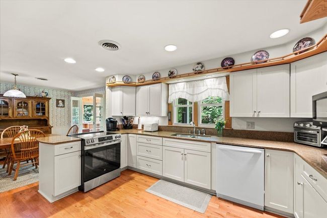 8 Center St, House other with 4 bedrooms, 3 bathrooms and null parking in Bennington VT | Image 8