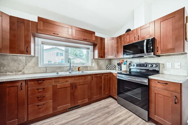 207 Deerview Way Se, Townhouse with 3 bedrooms, 2 bathrooms and 1 parking in Calgary AB | Image 5