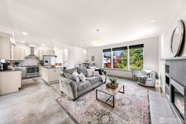 Large windows let in lots of natural light! | Image 13