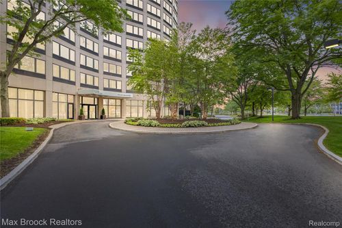 2605-5000 Town Ctr, Southfield, MI, 48075-1117 | Card Image