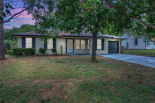 704 Vine St, Euless, TX, 76040-5371 | Card Image