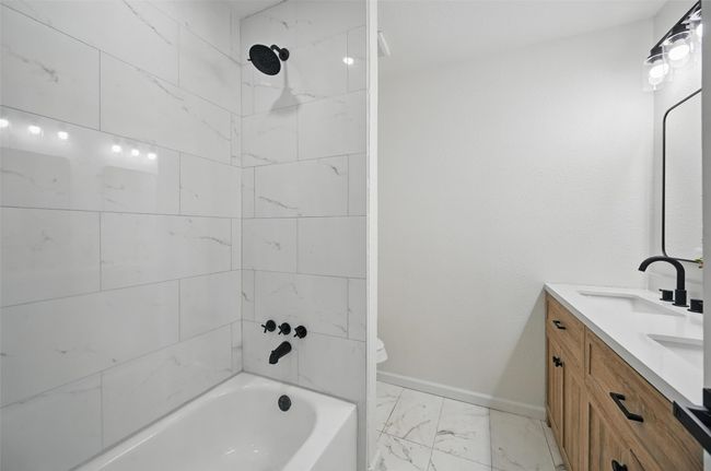 Hall Bathroom | Image 10