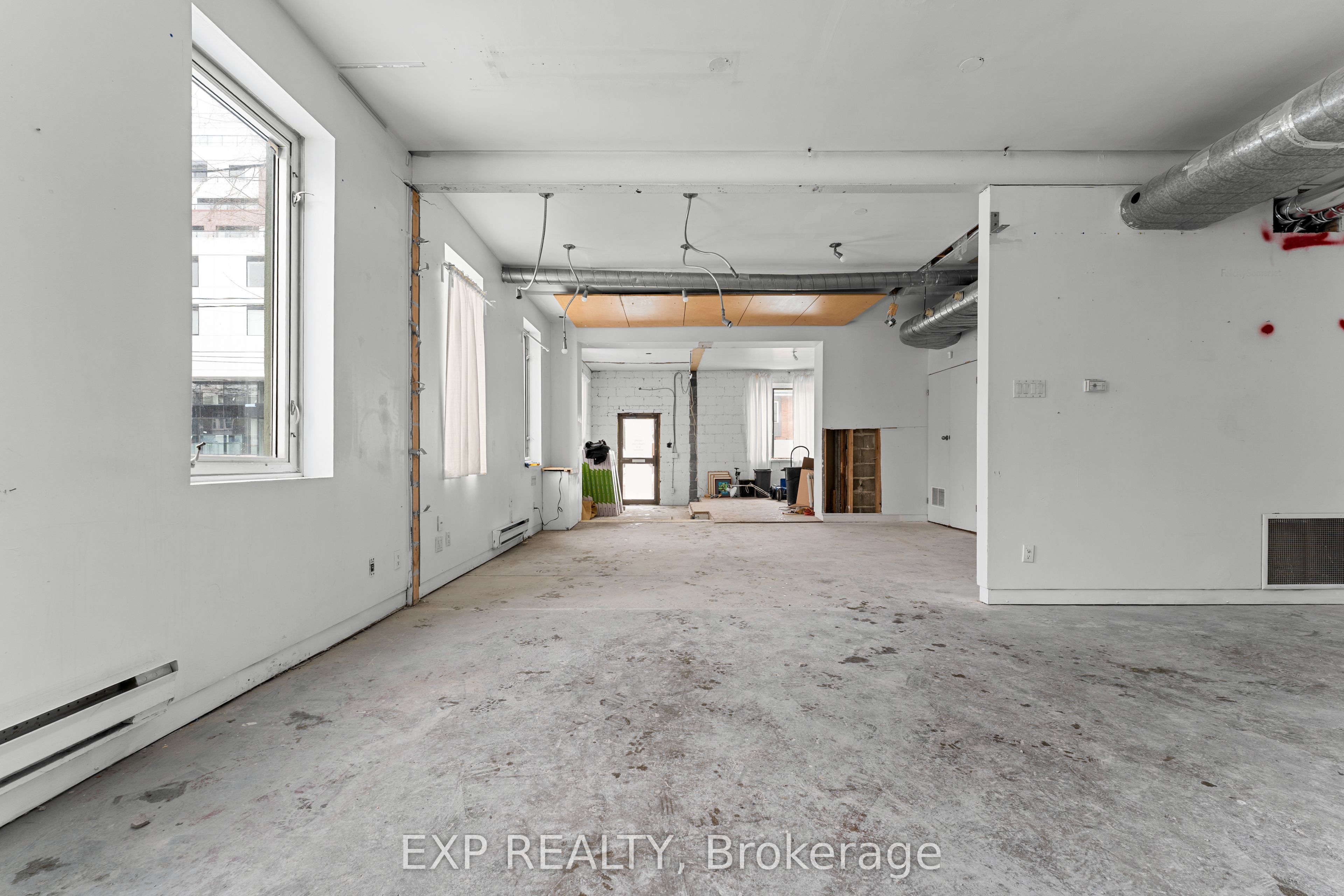 Commercial Lease in Toronto E01