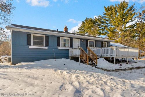 911 S Duck Lake Rd, Milford, MI, 48381-1413 | Card Image