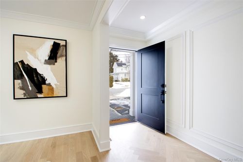 30 4th St, Manhasset, NY, 11030-3113 | Card Image