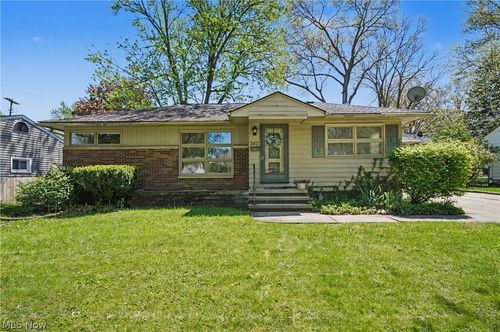 2471 19th St, Cuyahoga Falls, OH, 44223-1555 | Card Image