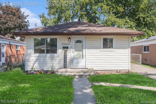 25632 Pennie St, Dearborn Heights, MI, 48125-1539 | Card Image