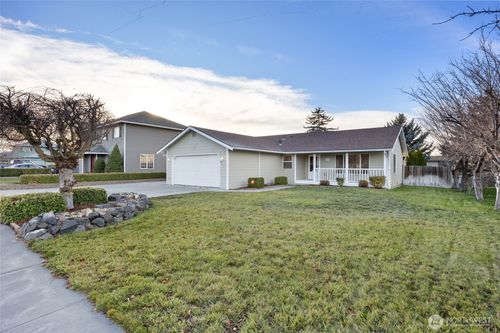 2214 S Belair Dr, Moses Lake, WA, 98837-2554 | Card Image