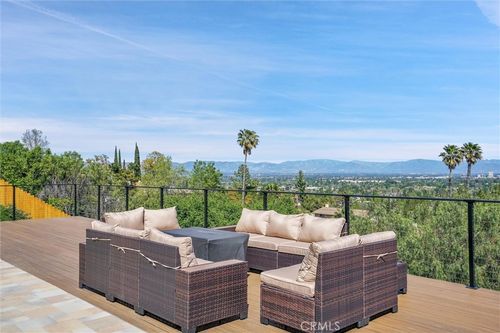5952 Maury Ave, Woodland Hills, CA, 91367-1047 | Card Image