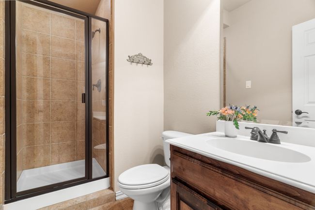 Upstairs full bath off gameroom. | Image 36