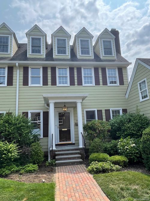 11 Duke Of Gloucester, Manhasset, NY, 11030-3209 | Card Image