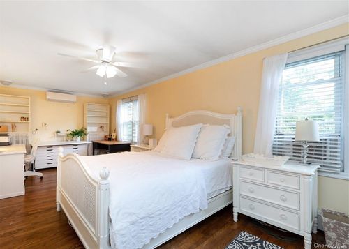 1 Motts Ln, Glenwood Landing, NY, 11547-3015 | Card Image