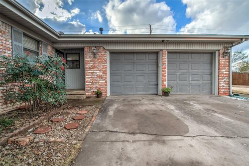 24 Ridgecrest Dr, Chickasha, OK, 73018-6242 | Card Image