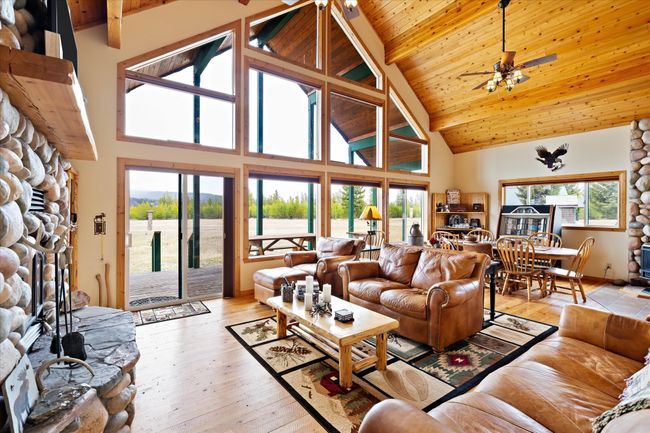 Main Cabin - Living Room | Image 20