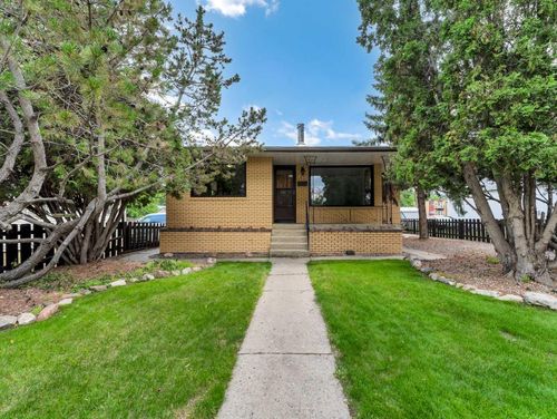 913 5 Street Se, Medicine Hat, AB, T1A0P3 | Card Image