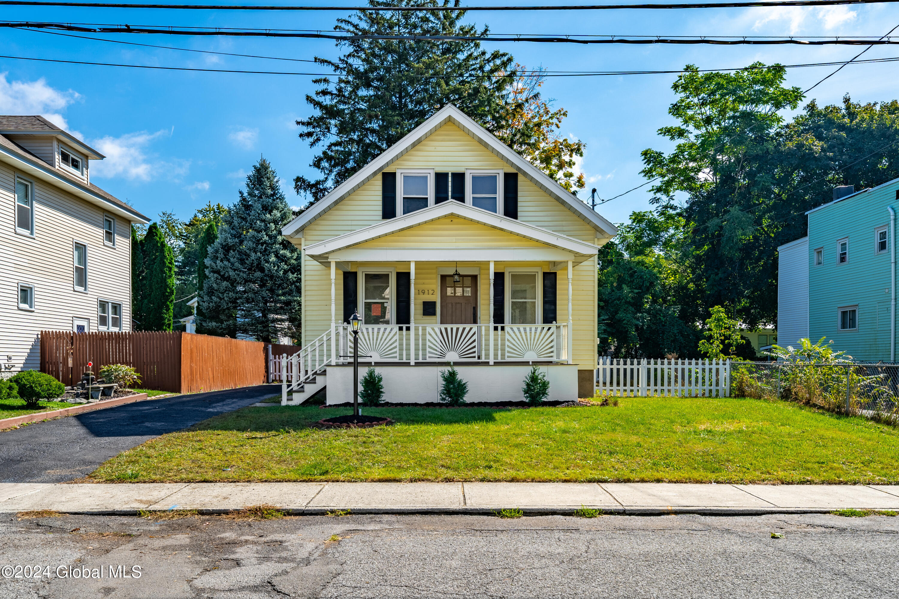 8th St, Rensselaer, NY 12144
