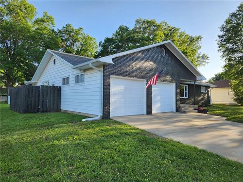 300 Jones Ave, Warrensburg, MO, 64093-2233 | Card Image