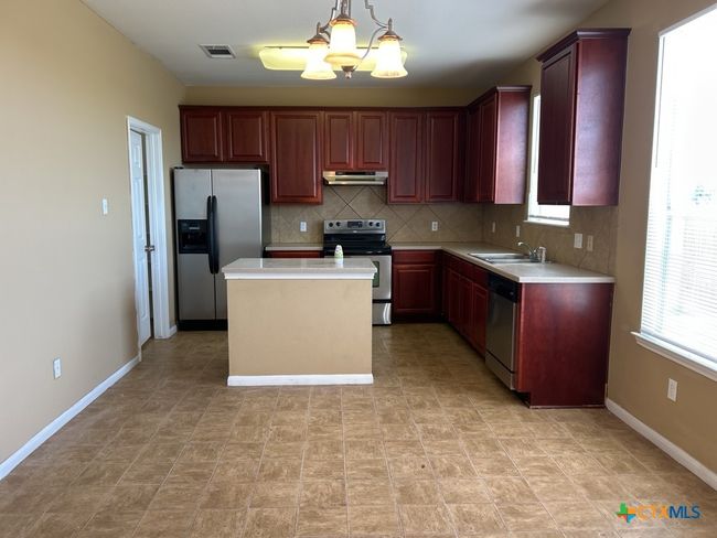 6504 Griffith Loop, House other with 3 bedrooms, 3 bathrooms and null parking in Killeen TX | Image 4