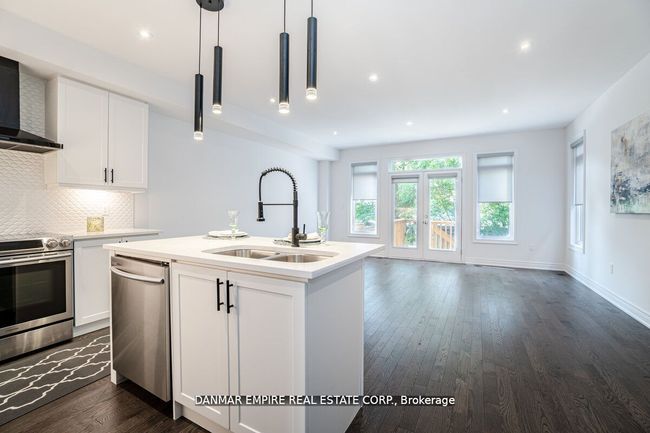 31 Hiawatha Crt, House attached with 3 bedrooms, 4 bathrooms and 2 parking in Vaughan ON | Image 10