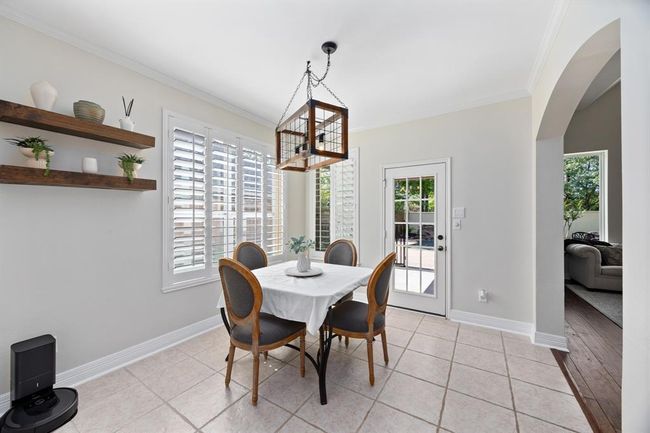 Spacious breakfast nook offers additional seating to the dining room and breakfast bar. | Image 17