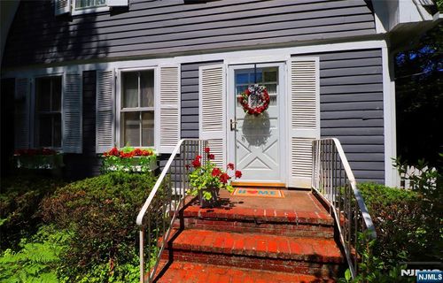 910 Colonial Rd, Franklin Lakes, NJ, 07417-1231 | Card Image