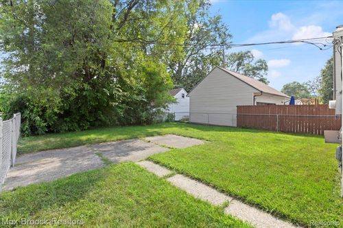 27 W Garfield Ave, Hazel Park, MI, 48030-1127 | Card Image