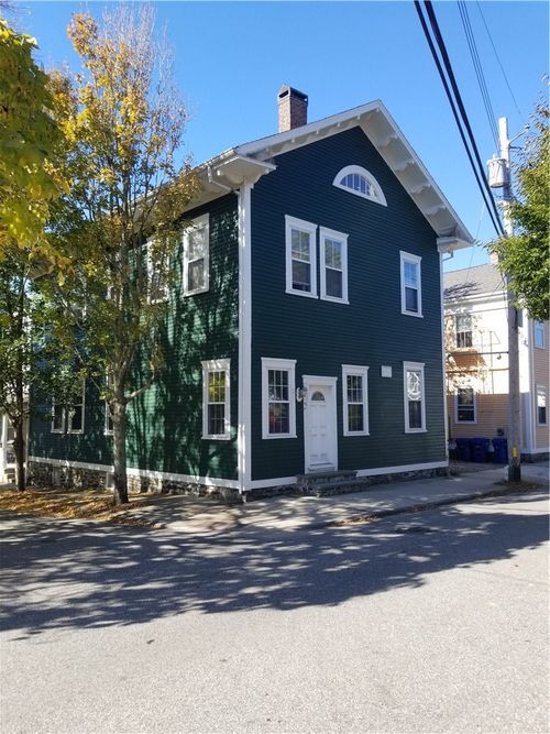 4-32 Farewell St, Newport, RI, 02840-2587 | Card Image