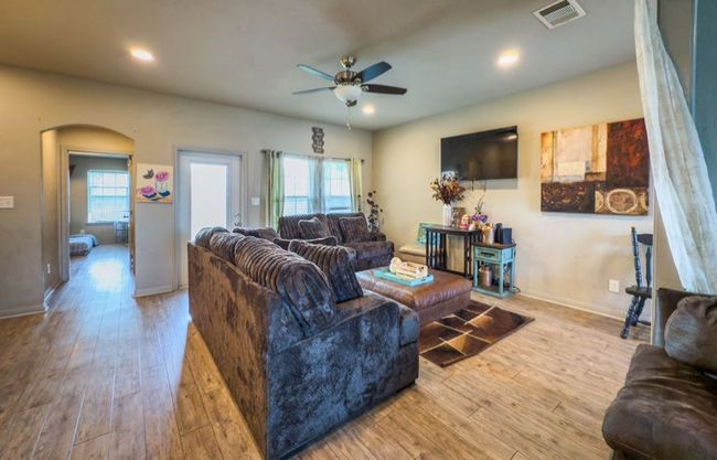 310 N Bermuda St, House other with 3 bedrooms, 2 bathrooms and null parking in Lacy Lakeview TX | Image 9