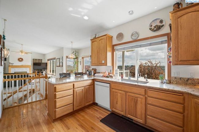 1545 Capri Ct, Condo with 4 bedrooms, 3 bathrooms and null parking in Pullman WA | Image 9