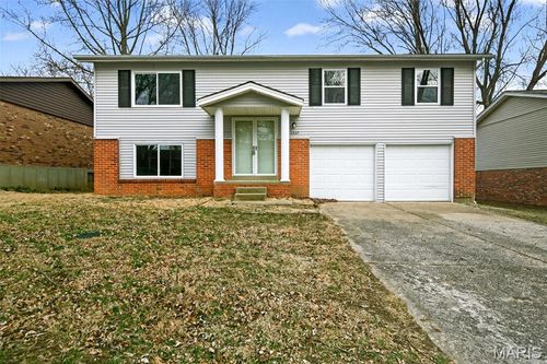 2347 Farflung Dr, Florissant, MO, 63031-2813 | Card Image