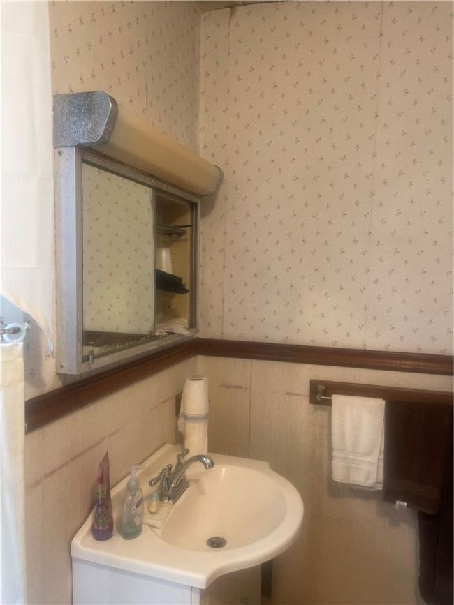 135 Custer Ave, House other with 3 bedrooms, 1 bathrooms and 3 parking in Vandergrift PA | Image 20