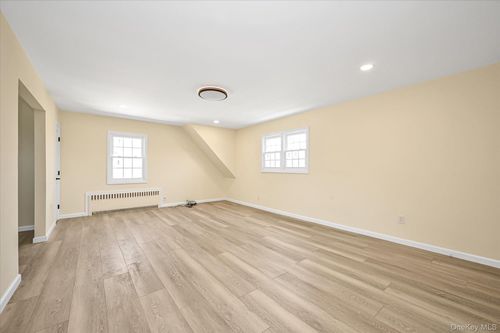 2nd-95 243rd St, Floral Park, NY, 11001-3909 | Card Image