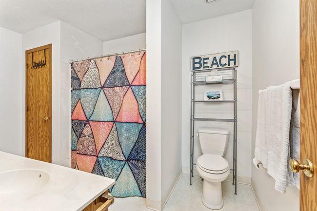 Upper level bath | Image 14