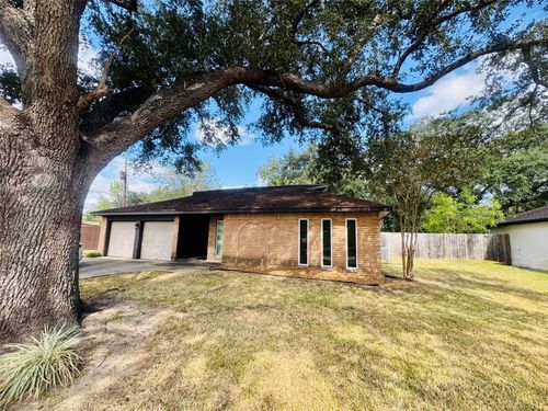 527 Kingsbury Ln, Friendswood, TX, 77546-3624 | Card Image