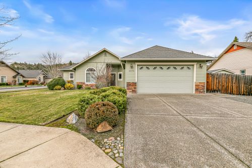 2092 Sw Ford St, Grants Pass, OR, 97526-8323 | Card Image