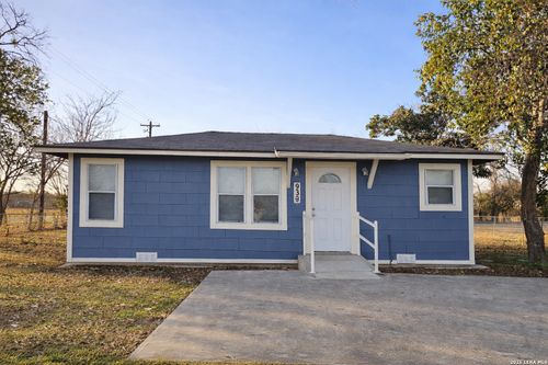 913 Houston St, Castroville, TX, 78009-3808 | Card Image