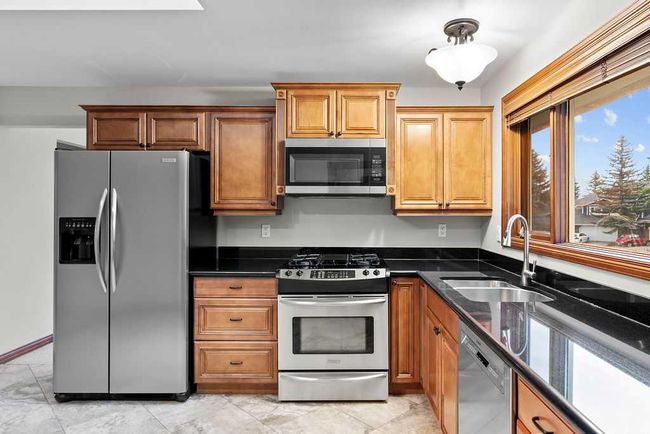 76 Coach Gate Way Sw, House other with 3 bedrooms, 2 bathrooms and 4 parking in Calgary AB | Image 15