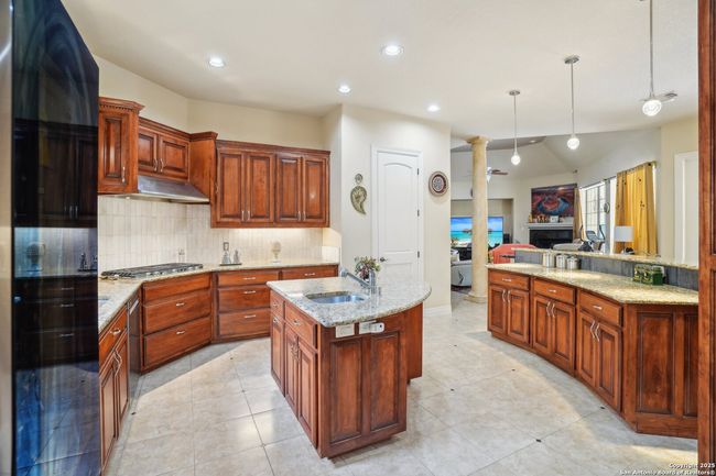 20646 Wahl Ln, House other with 5 bedrooms, 6 bathrooms and null parking in Garden Ridge TX | Image 9