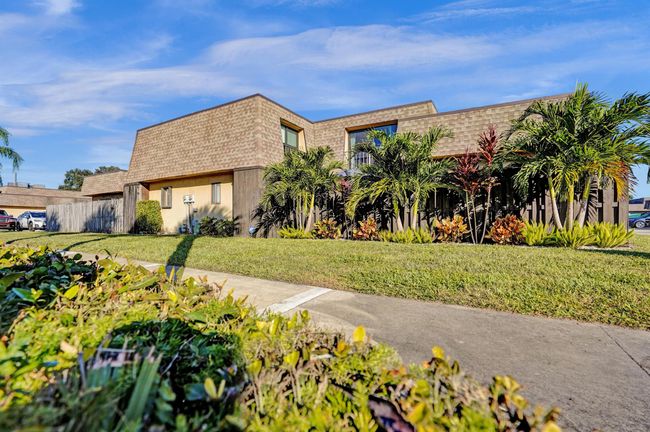 804 Waterview Dr, Condo with 3 bedrooms, 3 bathrooms and null parking in Palm Springs FL | Image 44
