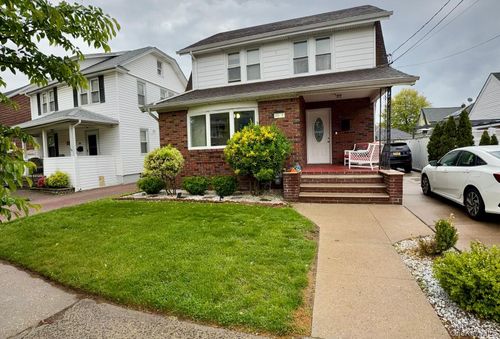 46 E Melrose St, Valley Stream, NY, 11580-4611 | Card Image