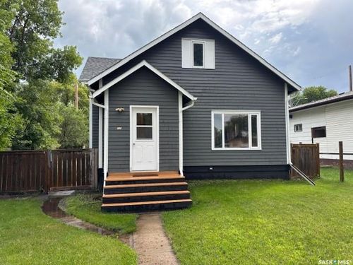 305 2nd Ave E, Canora, SK, S0A0L1 | Card Image