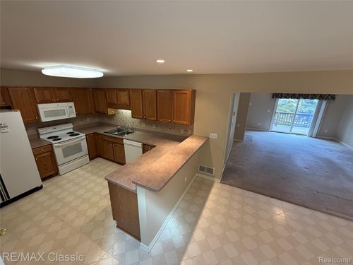 61016 Evergreen Ct, South Lyon, MI, 48178-1728 | Card Image